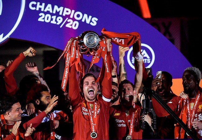 Anfield đỏ rực pháo hoa ngày Liverpool đón cúp vô địch Anfield đỏ rực pháo hoa ngày Liverpool đón cúp vô địch