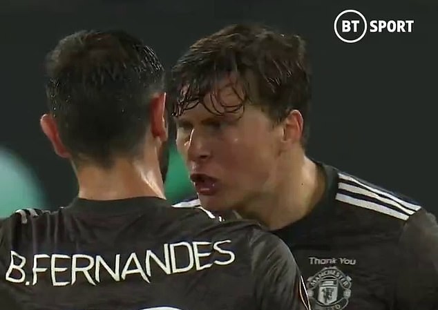 Thua cay đắng, cầu thủ M.U to tiếng mạt sát nhau trên sân Bruno Fernandes và Lindelof cãi nhau nảy lửa sau bàn thua trước Sevilla.