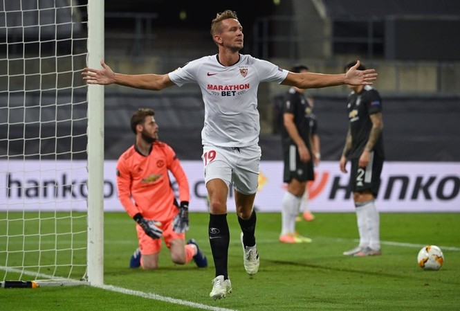 Hàng công vô duyên, M.U vỡ mộng vào chung kết Europa League Luuk de Jong trừng phạt M.U.