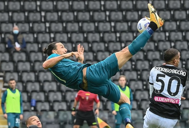 Ibrahimovic lập siêu phẩm, AC Milan độc chiếm ngôi đầu Serie A Cận cảnh siêu phẩm của Zlatan Ibrahimovic.