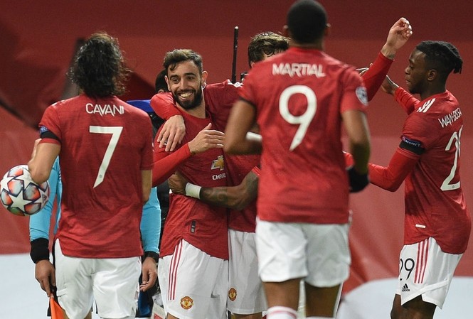 Bruno Fernandes lập siêu phẩm, M.U đại thắng ở Champions League Bruno Fernandes ăn mừng cùng các cầu thủ M.U.