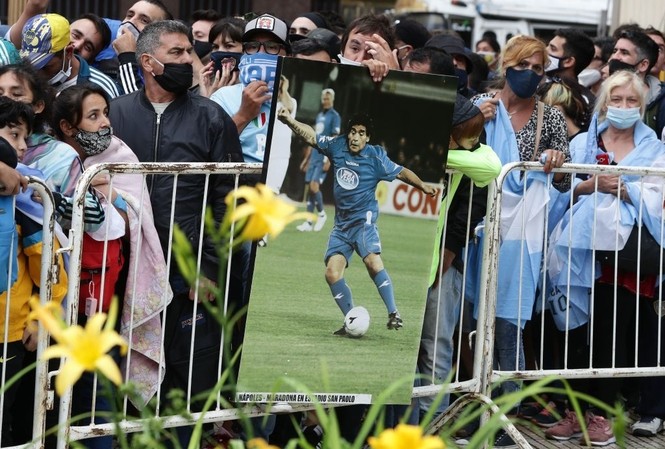 Hàng nghìn người xếp hàng vào viếng Maradona Hàng nghìn người xếp hàng chờ viếng Diego Maradona.