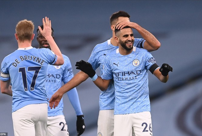 Mahrez lập hat-trick, Man City ‘hủy diệt’ Burnley Riyad Mahrez ăn mừng cùng các cầu thủ Man City.