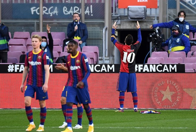 Messi tưởng nhớ Maradona bằng chiếc áo đặc biệt Lionel Messi mặc sẵn áo đấu Newell's Old Boys để tri ân Maradona.