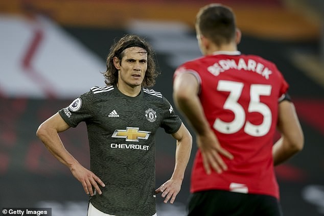 Cavani nguy cơ lãnh án phạt nặng vì lỡ lời trên mạng xã hội Cavani vừa tỏa sáng đã gặp rắc rối.
