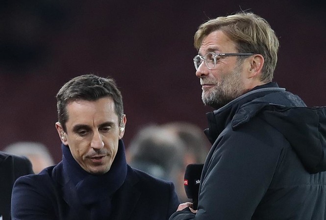 Bị huyền thoại M.U xỉa xói, HLV Liverpool lập tức 'phản pháo' Neville và Klopp đang khác quan điểm