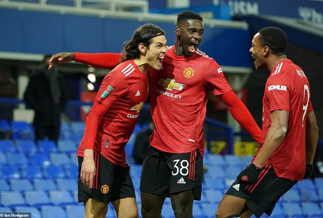 M.U đụng Man City ở bán kết Carabao Cup Cavani ăn mừng bàn thắng phút chót cùng đồng đội.