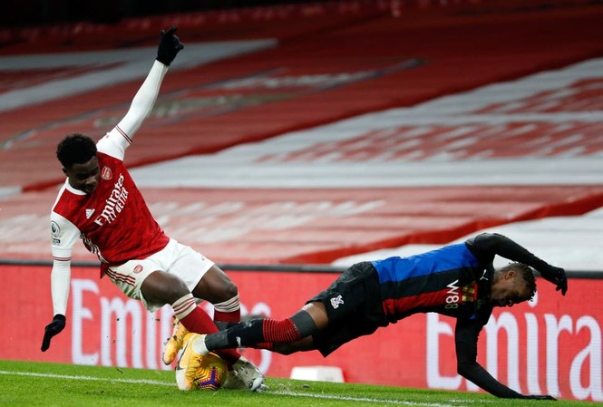 Hòa nhạt nhẽo cửa dưới, Arsenal đứt mạch thăng hoa ở Ngoại hạng Saka (trái) cùng đồng đội bất lực trước Crystal Palace