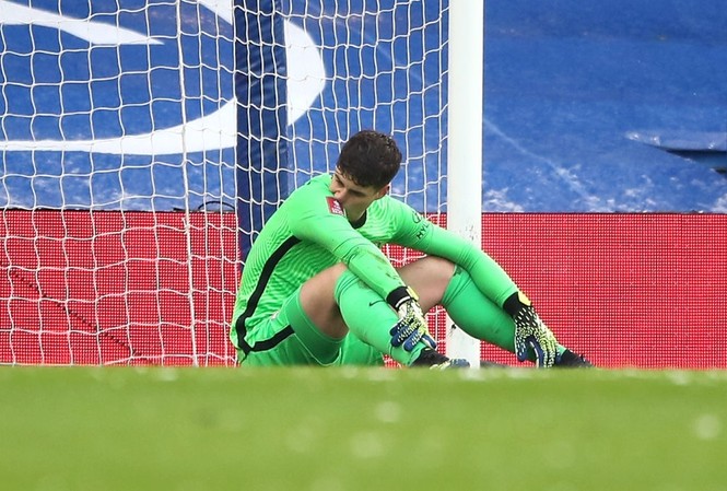 Thủ môn đắt nhất lịch sử mắc lỗi, HLV Chelsea vẫn bênh vực Kepa thất vọng sau bàn thua lãng nhách.