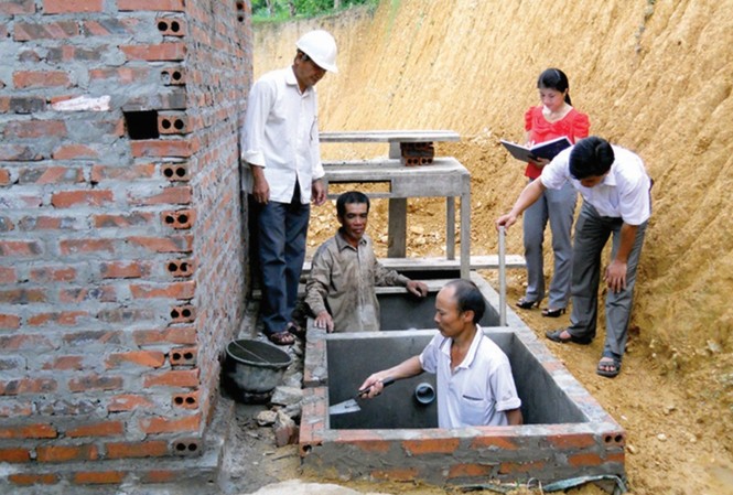 Cao Bằng triển khai nhiều hoạt động nhằm thay đổi vệ sinh ở nông thôn Mô hình nhà tiêu hợp vệ sinh ở thôn bản (ảnh: Báo dân tộc)