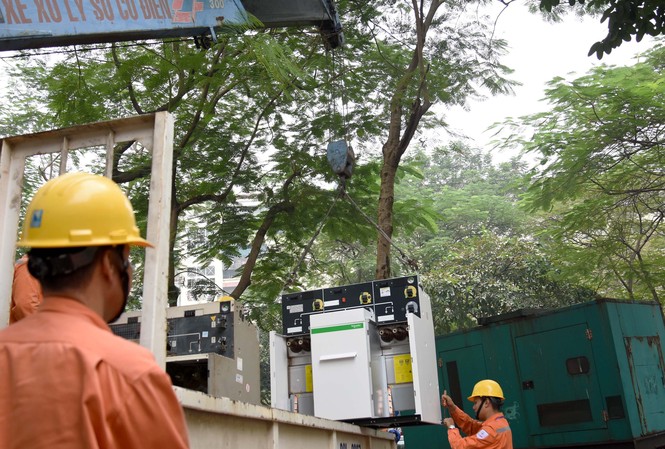 Tăng cường các giải pháp nâng cao độ tin cậy cung cấp điện trên lưới hạ thế Công nhân viên Công ty Điện lực Cầu Giấy tiến hành thay tủ RMU của trạm biến áp Di dân Dịch Vọng 6