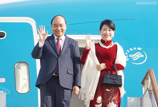Lễ đón chính thức Thủ tướng Nguyễn Xuân Phúc tại Thủ đô Seoul, Hàn Quốc Khoảng 14h chiều 27/11, chuyên cơ chở Thủ tướng Nguyễn Xuân Phúc và Phu nhân dẫn đầu đoàn cấp cao Việt Nam đã đến sân bay quân sự Seoul - Ảnh: VGP/Quang Hiếu