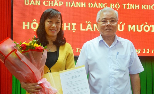 Triển khai quyết định nhân sự của Ban Bí thư Trung ương Đảng Bí thư Tỉnh ủy Sóc Trăng Phan Văn Sáu trao quyết định và chúc mừng đồng chí Phạm Lệ Lam.