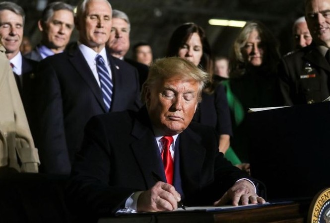 Ông Trump ký Đạo luật quốc phòng 738 tỷ USD, lập quân chủng vũ trụ Tổng thống Trump ký thông qua Đạo luật ủy quyền quốc phòng cho năm tài khóa 2020 tại căn cứ Andrews, Marryland ngày 20/12. Ảnh: Reuters