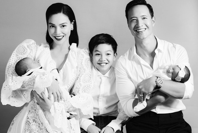 Hồ Ngọc Hà lần đầu khoe ảnh cặp song sinh dễ thương, Kim Lý nói lời yêu ngọt lịm Hồ Ngọc Hà lần đầu khoe ảnh cặp song sinh dễ thương, Kim Lý nói lời yêu ngọt lịm