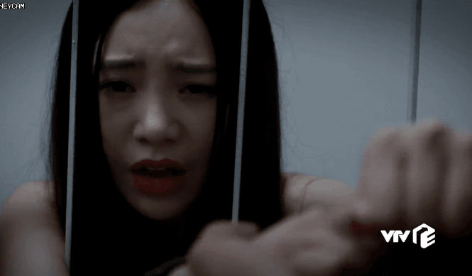 Dân mạng chỉ trích khi Quỳnh Kool bị 'tét mông' bạo lực Dân mạng chỉ trích khi Quỳnh Kool bị 'tét mông' bạo lực
