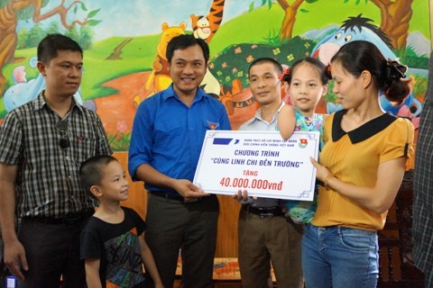 Tặng 40 triệu đồng cho bé gái 'không tay chân' ở Yên Bái Đoàn thanh niên Tập đoàn VNPT tặng Linh Chi số tiền trị giá 40 triệu đồng