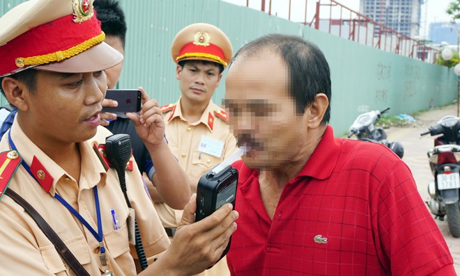 Tài xế vi phạm luật giao thông: Trừ điểm vào bằng lái, có khả thi? CSGT kiểm tra nồng độ cồn người điều khiển phương tiện giao thông tại Hà Nội Ảnh: Nguyễn Hoàn