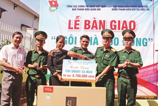 Thanh niên áo lính làm theo lời Bác Tuổi trẻ Quân đội bàn giao Ngôi nhà 100 đồng cho gia đình chính sách ở Đắk Lắk