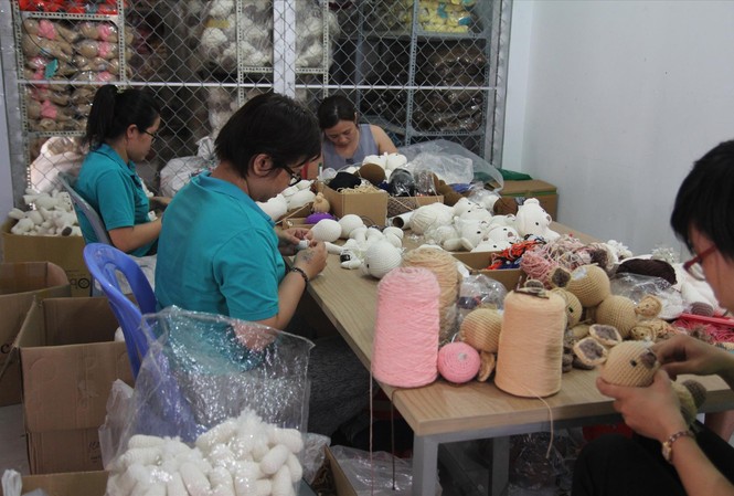 Khởi nghiệp vì cộng đồng Dự án thú bông tạo việc làm cho hơn 400 phụ nữ cả nước, trong đó có nhiều người khuyết tật Ảnh: U.P