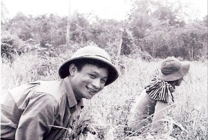 Tình yêu nhiếp ảnh từ chiến tranh đến hòa bình Nhà báo Đình Na sau những lần đưa tin ảnh chiến trường, trở về chiến khu để tăng gia sản xuất tự túc lương thực. Ảnh: Tuấn Hải (TTXVN)