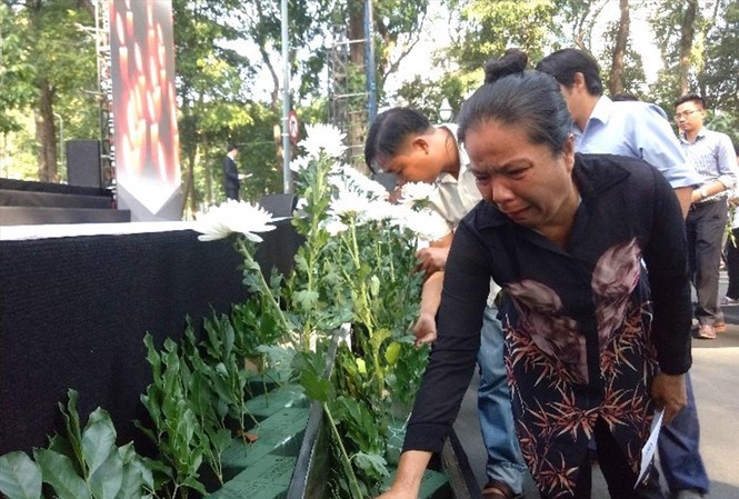 Một học sinh kể, nghìn người rơi nước mắt Bà Hồ Thị Hằng bật khóc khi đặt hoa tưởng niệm