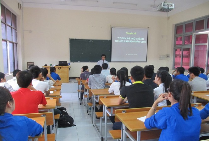 Chuyện 'buốt ruột' trên giảng đường: Lương bèo, áp lực, chảy máu chất xám Giờ lên lớp của giảng viên tại một giảng đường đại học