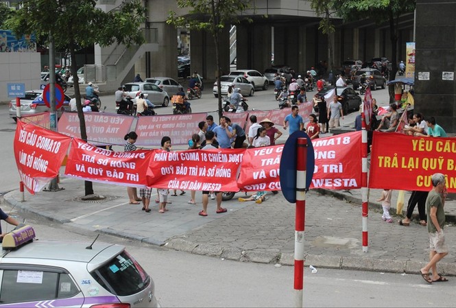 Loay hoay với chủ đầu tư 'ôm' phí bảo trì Băng rôn đỏ rực tại chung cư The Westa