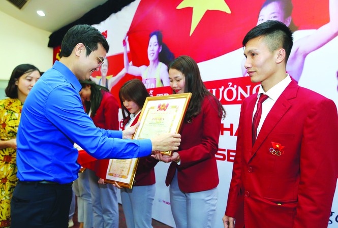 Trao thưởng các vận động viên đội tuyển điền kinh Việt Nam Anh Bùi Quang Huy, Bí thư T.Ư Đoàn TNCS Hồ Chí Minh trao bằng khen cho các VĐV điền kinh giành HCV tại SEA Games 30. Ảnh: MẠNH THẮNG