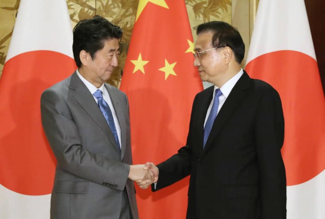 Biển Hoa Đông đo quan hệ Trung - Nhật
Thủ tướng Nhật Bản Shinzo Abe (trái) và Thủ tướng Trung Quốc Lý Khắc Cường trong cuộc gặp tại Thành Đô Ảnh: Kyodo