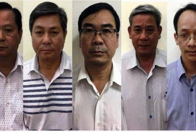 Nguyên Phó Chủ tịch TPHCM Nguyễn Hữu Tín hầu tòa (Từ trái sang) Các bị cáo Nguyễn Hữu Tín, Đào Anh Kiệt, Lê Văn Thanh, Nguyễn Thanh Chương, Trương Văn Út sẽ hầu tòa hôm nay Ảnh: CA