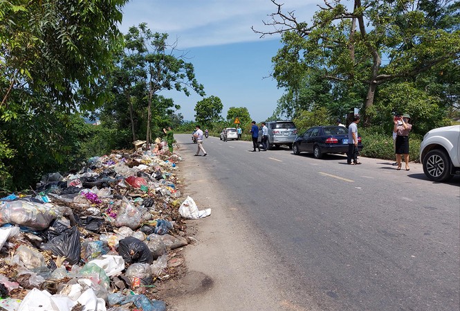 Doanh nghiệp thu gom rác ngập nợ, hàng trăm lao động thấp thỏm Ðoàn liên ngành thành phố Hà Nội kiểm tra tình trạng rác ùn ứ của Cty Minh Quân tại huyện Mỹ Ðức giữa tháng 5/2020