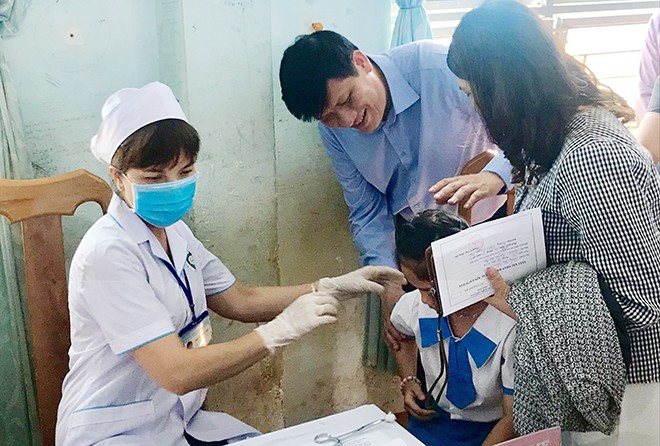 Quyền Bộ trưởng Y tế vào Gia Lai: Mở chiến dịch tiêm vắc-xin bạch hầu Ông Nguyễn Thanh Long thăm trẻ tiêm vắc-xin ngừa bạch hầu tại huyện Ðắk Ðoa, tỉnh Gia Lai . Ảnh: T.Hà