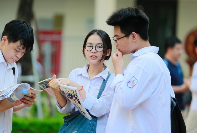 Thi tuyển lớp 10 ở Hà Nội: Dự kiến điểm chuẩn sẽ tăng vì đề dễ Thí sinh cười vui hào hứng vì đề thi năm nay khá dễ ảnh: Như Ý