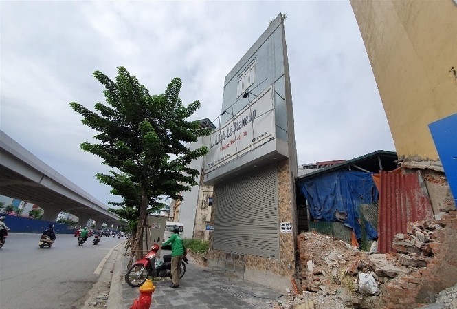 Những vuông đất tiền tỷ làm tái xuất nhà siêu mỏng, siêu méo ở Hà Nội Căn nhà sắc lẹm, kỳ dị trên đường Phạm Văn Ðồng