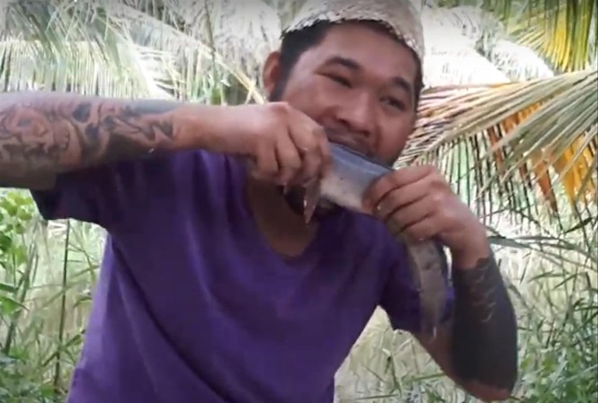 Tràn lan video nhảm trên mạng: Bất chấp vì thu nhập khủng? Ảnh cắt từ video ăn cá sống, còn đang giãy trên mạng