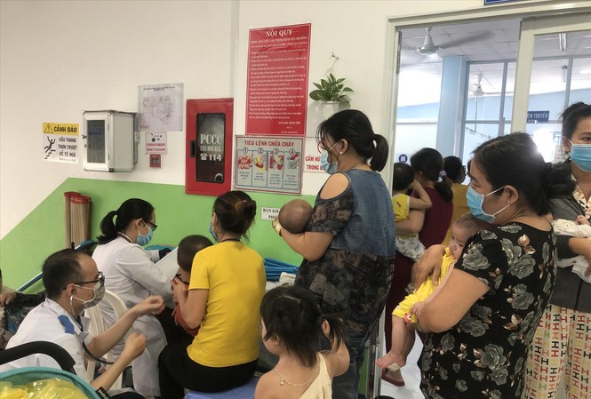 Kỷ lục trẻ mắc bệnh hô hấp phải thở ô xy Bệnh nhi mắc bệnh hô hấp tăng cao (ảnh chụp tại Bệnh viện Nhi đồng 1 ngày 23/10)
