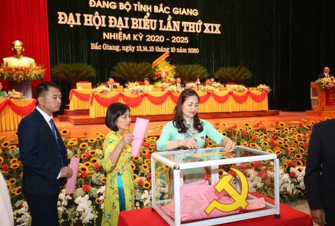 Công tác cán bộ được tiến hành chặt chẽ, bài bản Ðại biểu bỏ phiếu bầu Ban chấp hành tại Ðại hội Ðảng bộ tỉnh Bắc Giang nhiệm kỳ 2020-2025 Ảnh: Như Ý