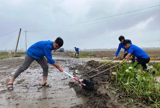 Thanh niên xung kích ở điểm nóng mưa bão Những “chiến sĩ” áo xanh thông đường vào điểm nóng