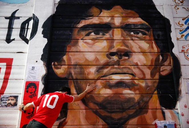 Nước mắt rơi ngày tiễn biệt Maradona Người hâm mộ gục khóc bên bứctranh Maradona bên ngoài SVÐArgentinos Juniors