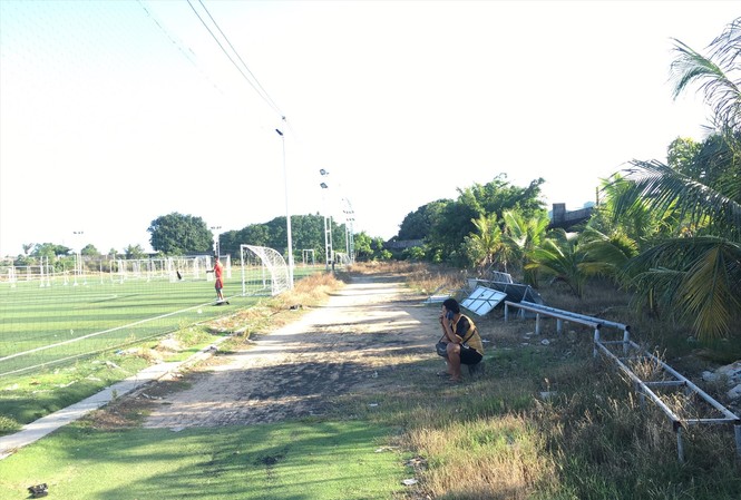 Khánh Hòa cho thuê Khu “đất vàng” sân vận động Cam Ranh với giá bèo bọt Khuôn viên Sân vận động Cam Ranh không được cải tạo, nâng cấp nhiều như cam kết của chủ đầu tư Ảnh: Lữ Hồ