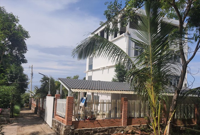 Xây biệt phủ giữa đường đi ở Phú Quốc
Biệt phủ xây dựng trái phép giữa đường, trên núi Ðiện Tiên (Phú Quốc), trong vùng dự án gây bức xúc dư luận Ảnh: Hồng Lĩnh