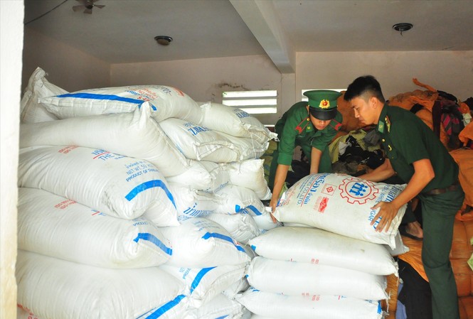 Ðường ngoại 'bóp chết' đường nội Biên phòng tỉnh An Giang phát hiện, thu giữ đường nhập lậu ẢNH: HÒA HỘI