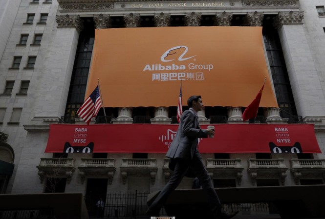 Mỹ kiểm soát chặt công ty nước ngoài Biển hiệu của Alibaba trước Sở Giao dịch Chứng khoán New York ngày 11/11/2015 Ảnh: REUTERS
