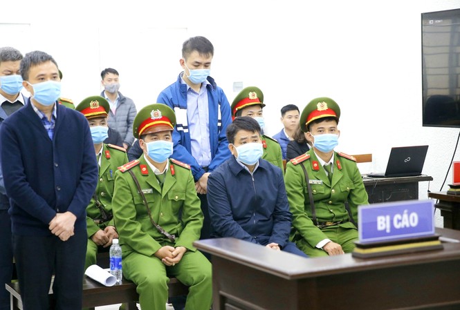 Chiếm đoạt tài liệu mật, ông Nguyễn Ðức Chung bị tuyên 5 năm tù Tại phiên tòa xét xử cựu Chủ tịch UBND TP Hà Nội Nguyễn Ðức Chung và đồng phạm Ảnh: Doãn Tuấn