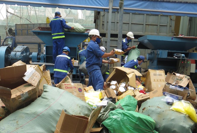 Hàng giả tung hoành Tiêu hủy hàng giả, hàng lậu tại TPHCM Ảnh: Uyên Phương