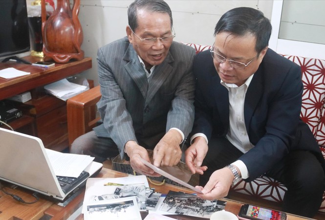 Tri ân những nhân chứng Hoàng Sa Ông Lê Ðình Rê (trái) chia sẻ những tư liệu quý với Chủ tịch UBND huyện Hoàng Sa Võ Ngọc Ðồng. Ảnh: Nguyễn Thành