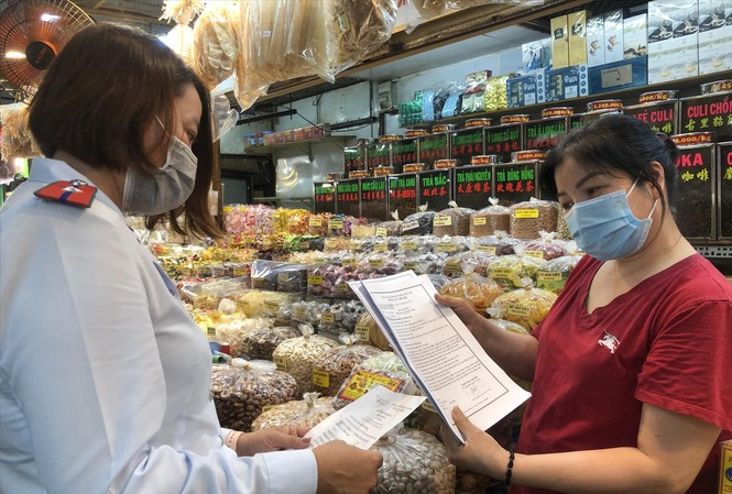 Bán hàng có 'chứng minh thư' ở TPHCM Tiểu thương chứng minh nguồn gốc thực phẩm bằng giấy tờ, hóa đơn bán hàng Ảnh: U.P