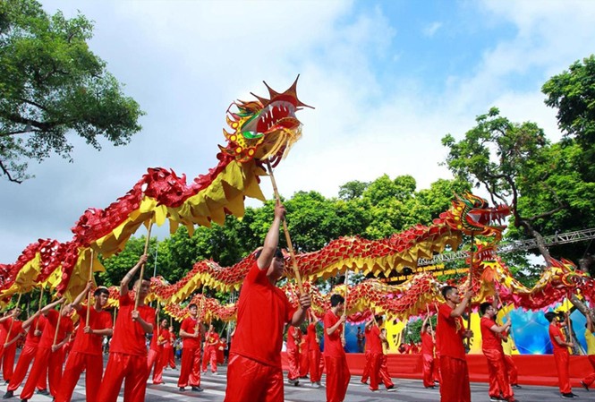 Hà Nội 10 năm mở rộng: Lo phai nhạt văn hóa
Lễ hội đường phố lớn ở Bờ Hồ kỷ niệm 10 năm Hà Nội mở rộng địa giới hành chính. Ảnh: PHẠM HÙNG