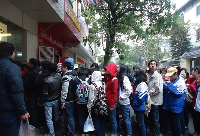 Ngập tràn sách dở Fan xếp hàng mua tự truyện